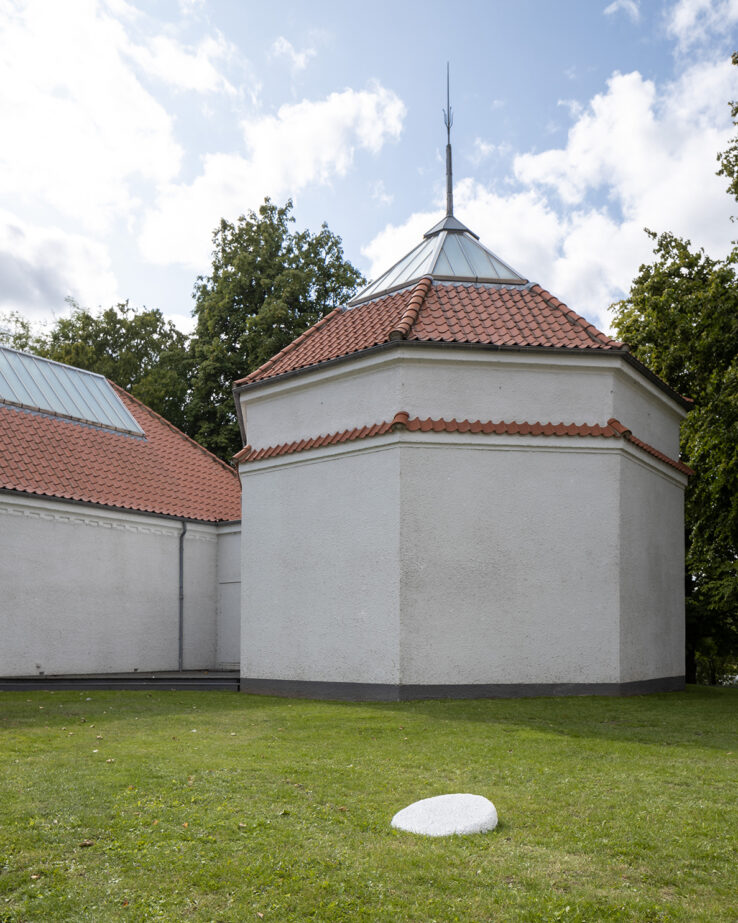 Henriette Heise, The Flanet (the flat planet) (2019), installation view in the Sculpture Garden, Kunsthal Aarhus. Photo: Mikkel Kaldal.