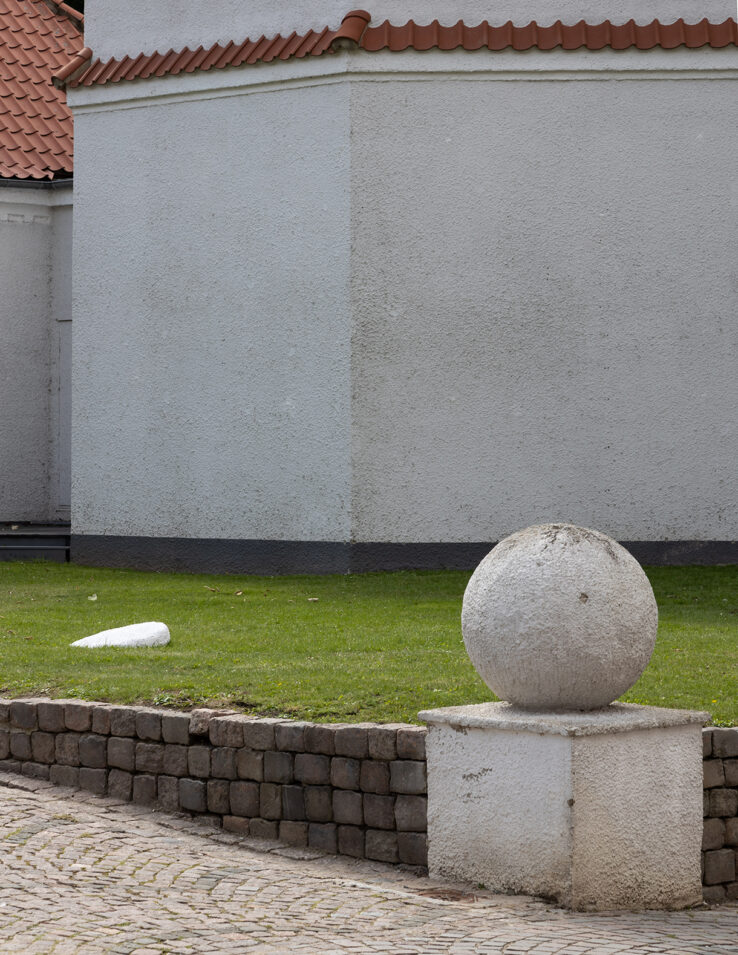 Henriette Heise, The Flanet (the flat planet) (2019), installation view in the Sculpture Garden, Kunsthal Aarhus. Photo: Mikkel Kaldal.