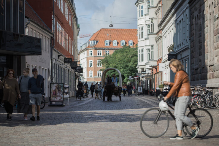 Hannah Heilmann, Every Piece (2019), performance at Lille Torv in Aarhus. Piscine, Leviathan. Photo: Malte Riis.