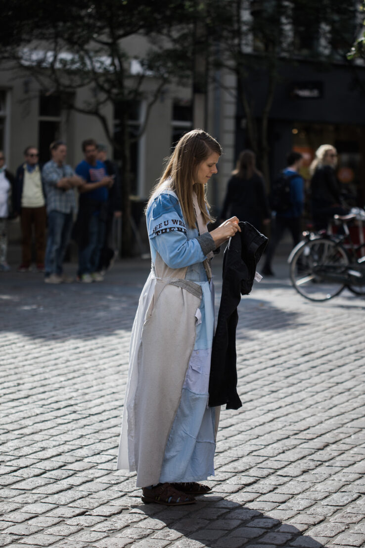 Hannah Heilmann, Every Piece (2019), performance at Lille Torv in Aarhus. Piscine, Leviathan. Photo: Malte Riis.