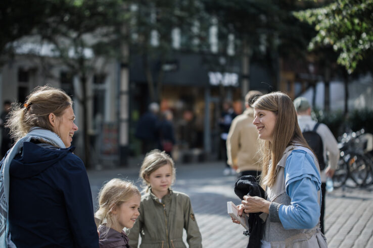 Hannah Heilmann, Every Piece (2019), performance at Lille Torv in Aarhus. Piscine, Leviathan. Photo: Malte Riis.