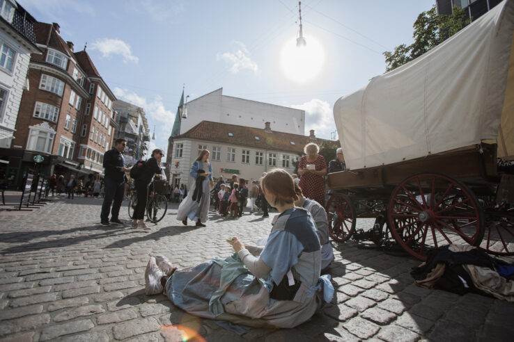 Hannah Heilmann, Every Piece (2019), performance at Lille Torv in Aarhus. Piscine, Leviathan. Photo: Malte Riis.