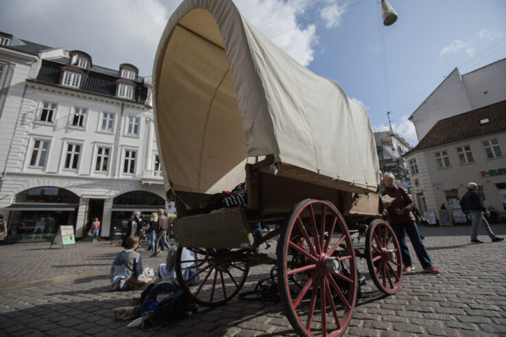 Hannah Heilmann, Every Piece (2019), performance at Lille Torv in Aarhus. Piscine, Leviathan. Photo: Malte Riis.