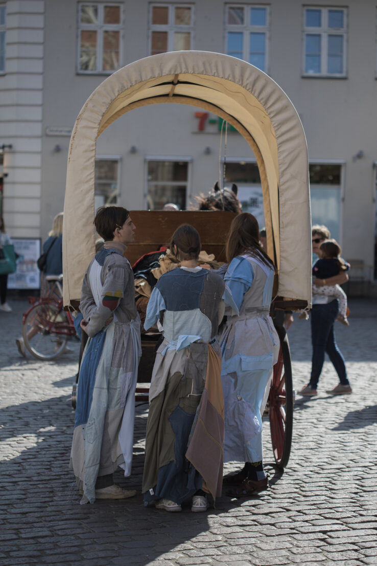 Hannah Heilmann, Every Piece (2019), performance at Lille Torv in Aarhus. Piscine, Leviathan. Photo: Malte Riis.