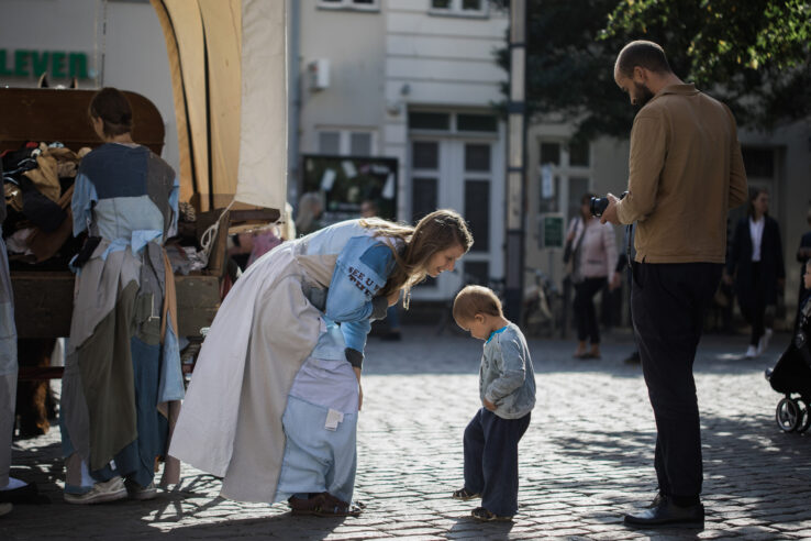 Hannah Heilmann, Every Piece (2019), performance at Lille Torv in Aarhus. Piscine, Leviathan. Photo: Malte Riis.