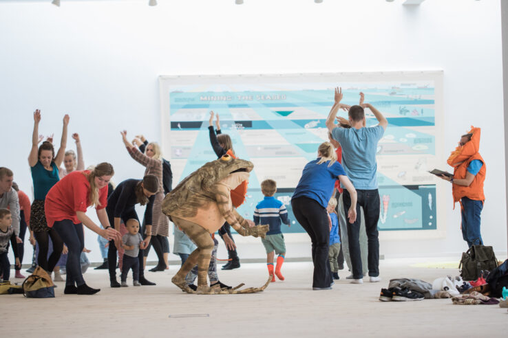 Ingela Ihrman, Evelina Hartwig and Lise Haurum, The frog and the sun go down into the sea (2017), performance in Kunsthal Aarhus. Photo: Malte Riis.