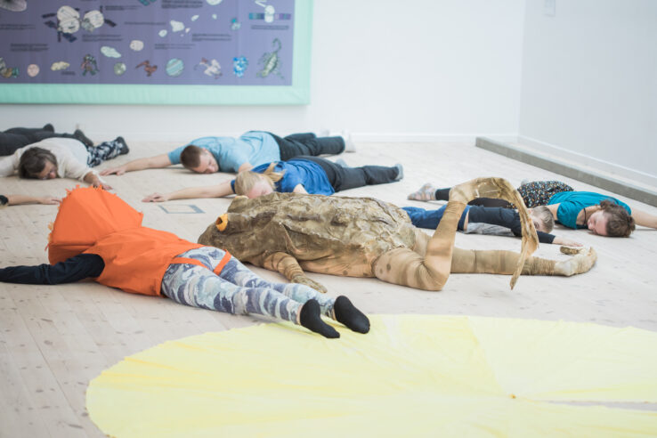 Ingela Ihrman, Evelina Hartwig and Lise Haurum, The frog and the sun go down into the sea (2017), performance in Kunsthal Aarhus. Photo: Malte Riis.