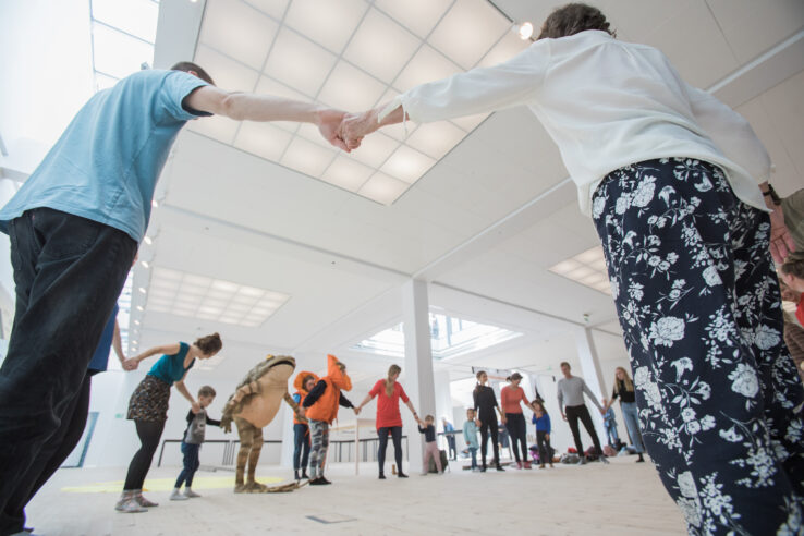 Ingela Ihrman, Evelina Hartwig and Lise Haurum, The frog and the sun go down into the sea (2017), performance in Kunsthal Aarhus. Photo: Malte Riis.