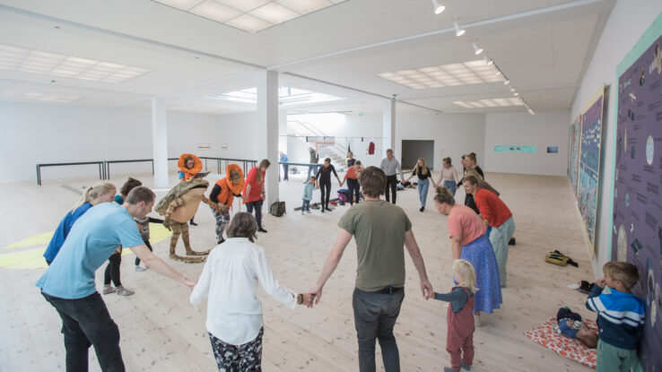 Ingela Ihrman, Evelina Hartwig and Lise Haurum, The frog and the sun go down into the sea (2017), performance in Kunsthal Aarhus. Photo: Malte Riis.