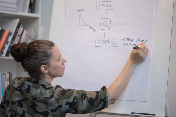 Louise Lindvall, 1 REP MAX (2019), performance lecture in Kunsthal Aarhus. Photo: Malte Riis.